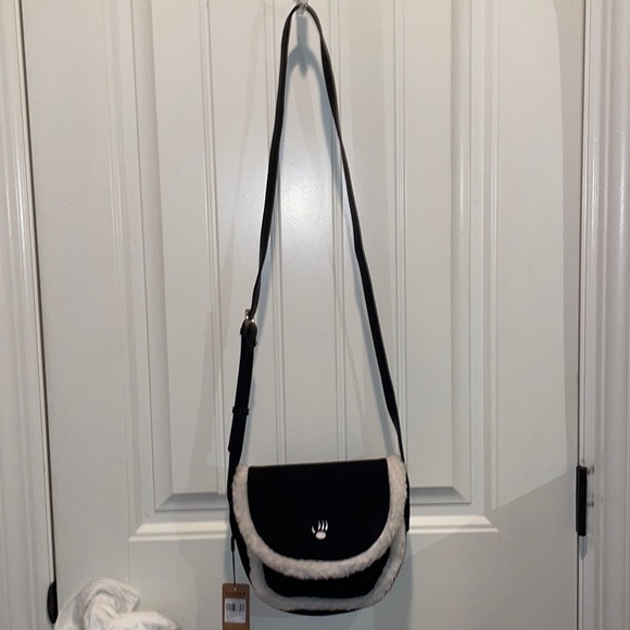 BEARPAW CROSS-BODY SHOULDER SADDLE-BAG BLACK Faux Suede & Shearling Trim - Picture 16 of 16